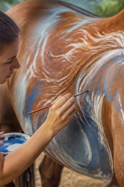 Peinture sur cheval : techniques, conseils et idées pour réussir une œuvre équestre