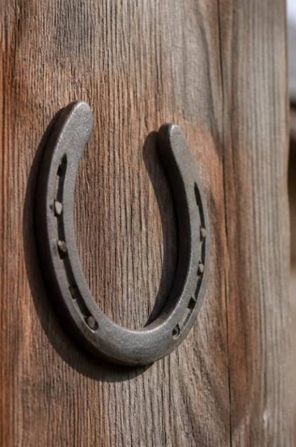 Sens du fer à cheval porte-bonheur : origine et signification