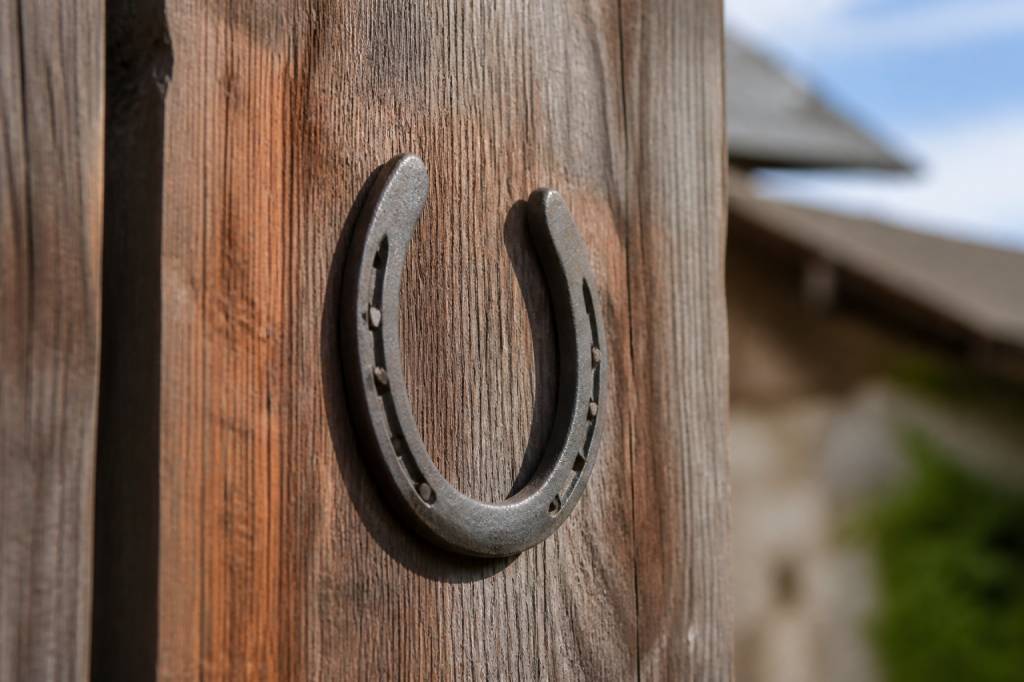 Sens du fer à cheval porte-bonheur : origine et signification