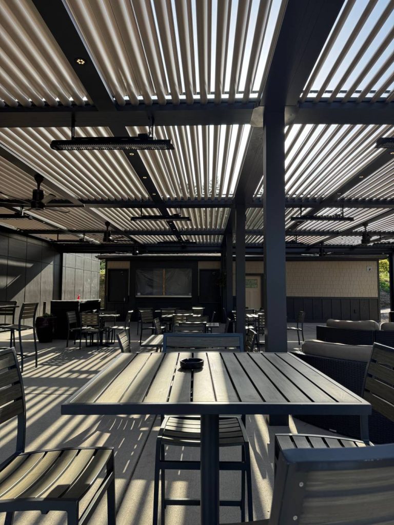 Installer une pergola bioclimatique à Saumur : avantages, conseils et tendances 2026
